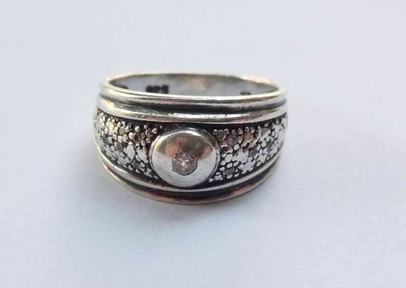 A GREAT QUALITY SOLID STERLING SILVER RING SET WITH FACETED STONES - STAMPED AND TESTED