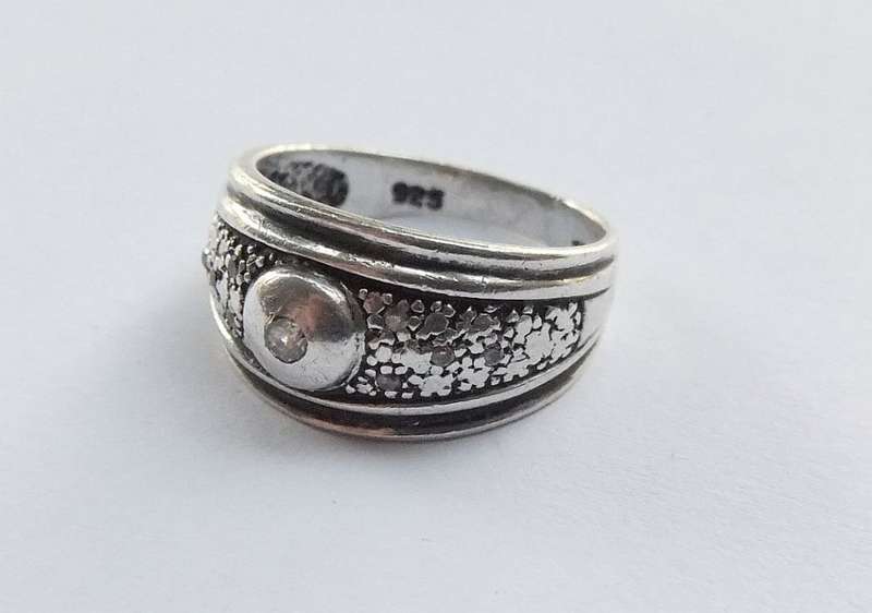 A GREAT QUALITY SOLID STERLING SILVER RING SET WITH FACETED STONES - STAMPED AND TESTED