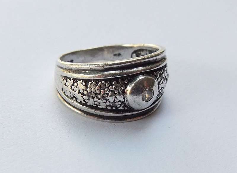 A GREAT QUALITY SOLID STERLING SILVER RING SET WITH FACETED STONES - STAMPED AND TESTED