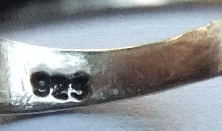 A GREAT QUALITY SOLID STERLING SILVER RING SET WITH FACETED STONES - STAMPED AND TESTED