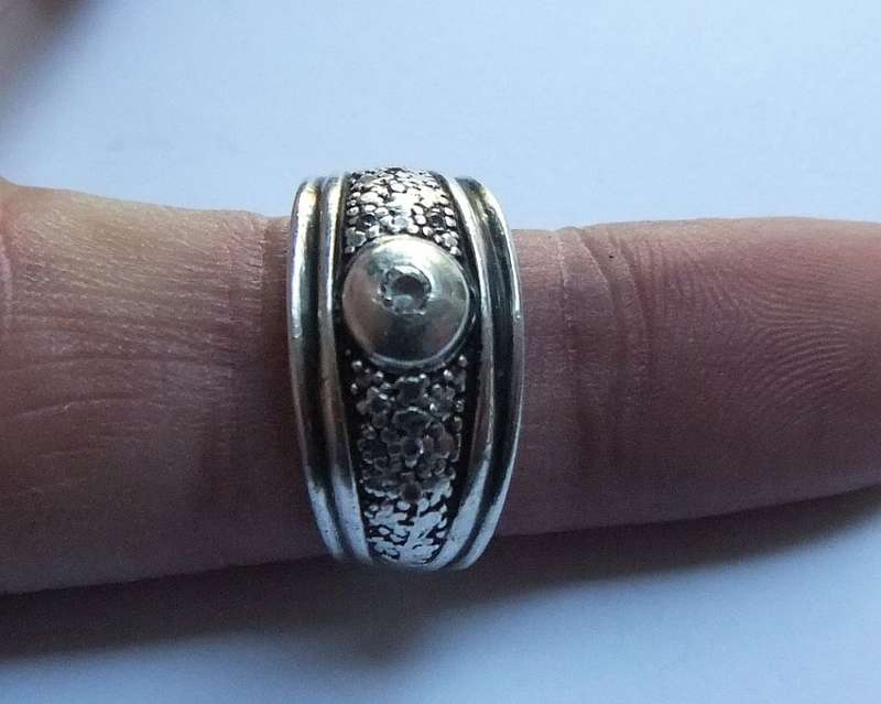 A GREAT QUALITY SOLID STERLING SILVER RING SET WITH FACETED STONES - STAMPED AND TESTED