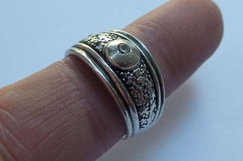 A GREAT QUALITY SOLID STERLING SILVER RING SET WITH FACETED STONES - STAMPED AND TESTED