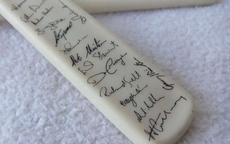VINTAGE 1990`S DISPLAY CRICKET BAT AND WICKETS WITH PRINTED SIGNATURES - HANSIE CRONJE SE TYD