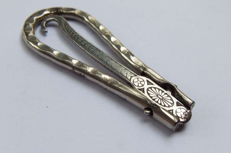 A VICTORIAN ERA FOLDABLE BUTTON HOOK