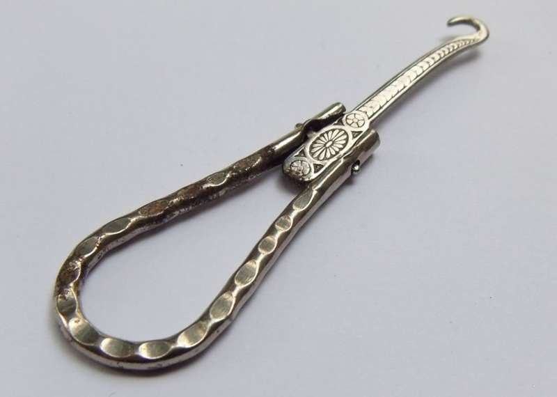 A VICTORIAN ERA FOLDABLE BUTTON HOOK
