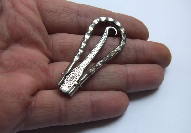 A VICTORIAN ERA FOLDABLE BUTTON HOOK