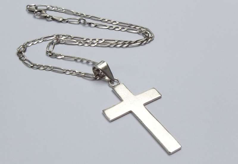 A GOOD QUALITY STERLING SILVER FIGARO STYLE NECKLACE WITH A SOLID STERLING SILVER CROSS PENDANT !!