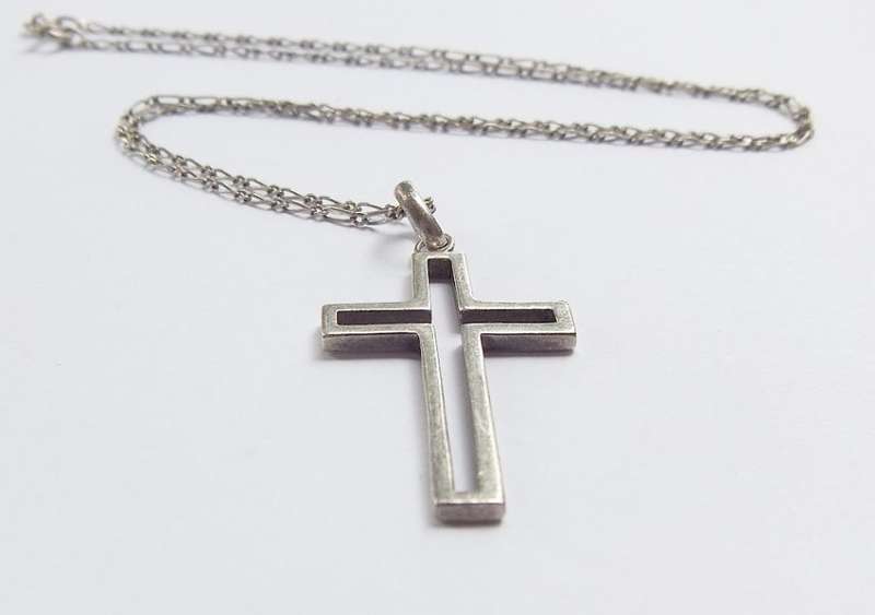 A GREAT LOOKING STERLING SILVER CROSS PENDANT PLUS A STERLING SILVER NECKLACE !! FULLY TESTED