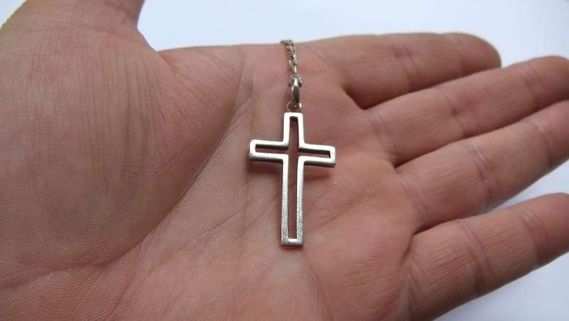 A GREAT LOOKING STERLING SILVER CROSS PENDANT PLUS A STERLING SILVER NECKLACE !! FULLY TESTED