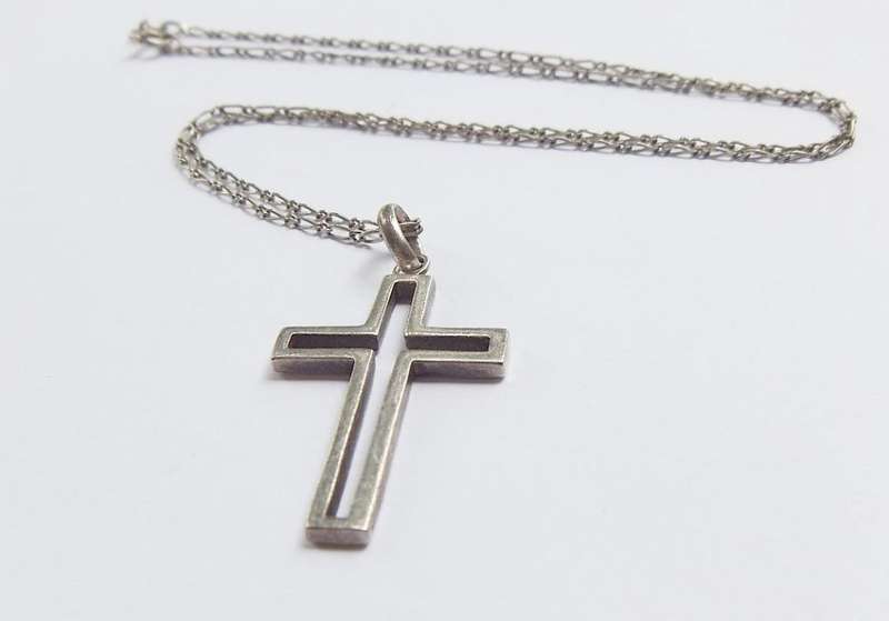 A GREAT LOOKING STERLING SILVER CROSS PENDANT PLUS A STERLING SILVER NECKLACE !! FULLY TESTED