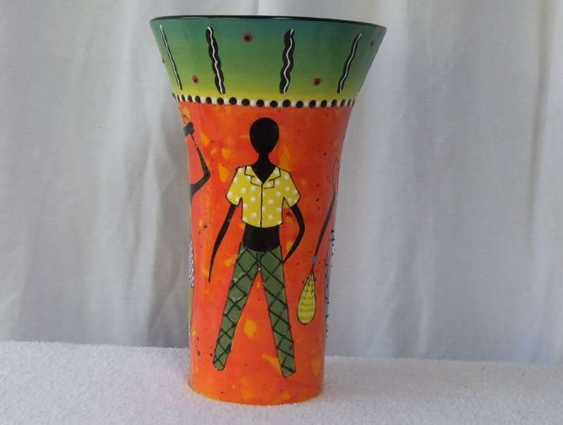 AN OUTSTANDING BEAUTIFULLY HAND PAINTED SIGNED TALL AFRICAN THEME VASE !! VIBRANT COLOURS !! WOW !!