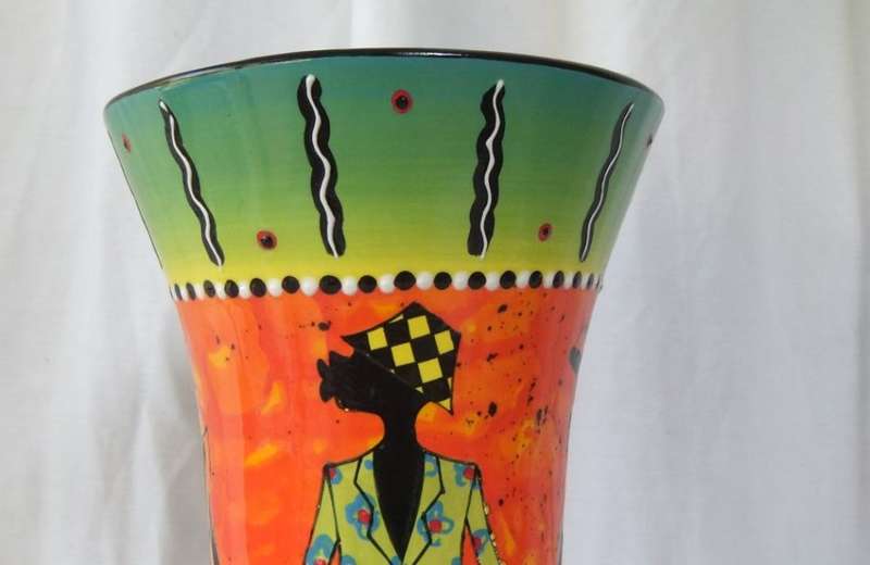 AN OUTSTANDING BEAUTIFULLY HAND PAINTED SIGNED TALL AFRICAN THEME VASE !! VIBRANT COLOURS !! WOW !!