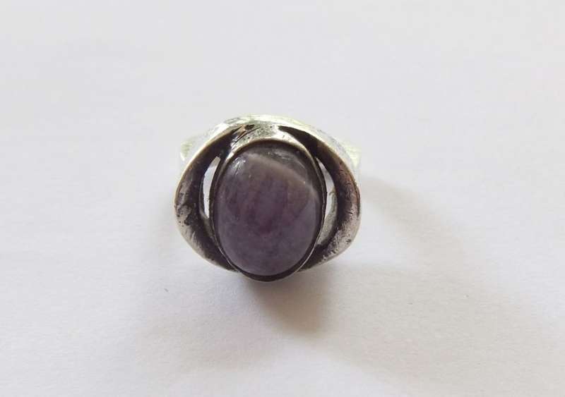 A RARE VINTAGE SOLID STERLING SILVER RING SET WITH A CABOCHON AMETHYST BY DANISH DESIGNER N.E FROM