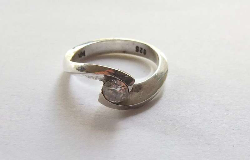 A STUNNING SOLID STERLING SILVER RING SET WITH A SINGLE FACETED STONE !! TIMELESS !! FREE COMBINING