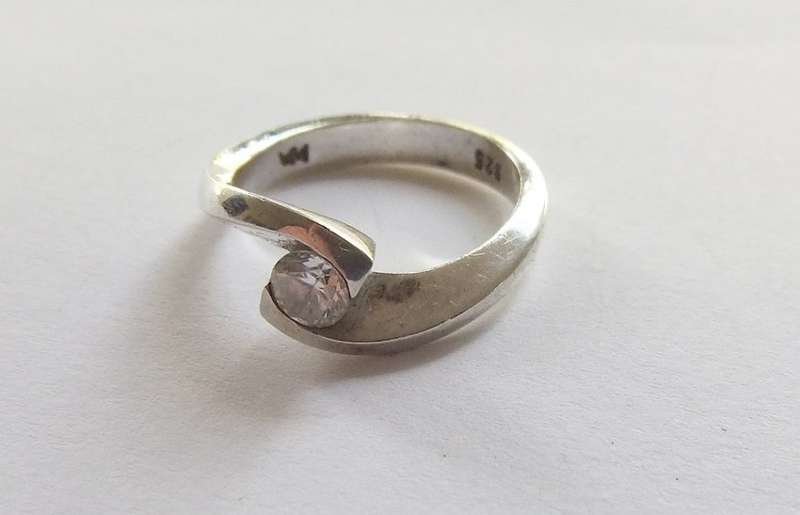 A STUNNING SOLID STERLING SILVER RING SET WITH A SINGLE FACETED STONE !! TIMELESS !! FREE COMBINING