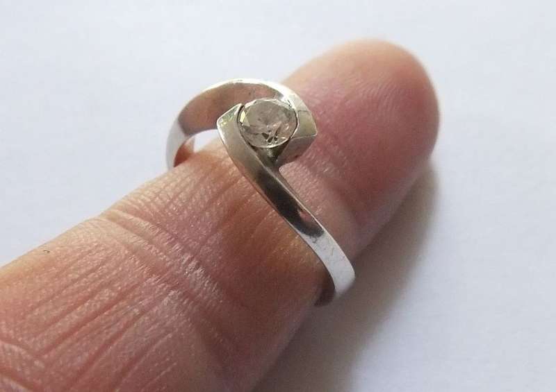 A STUNNING SOLID STERLING SILVER RING SET WITH A SINGLE FACETED STONE !! TIMELESS !! FREE COMBINING