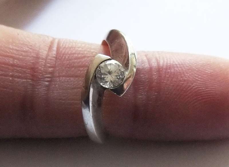 A STUNNING SOLID STERLING SILVER RING SET WITH A SINGLE FACETED STONE !! TIMELESS !! FREE COMBINING