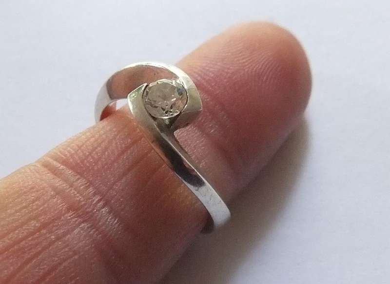 A STUNNING SOLID STERLING SILVER RING SET WITH A SINGLE FACETED STONE !! TIMELESS !! FREE COMBINING