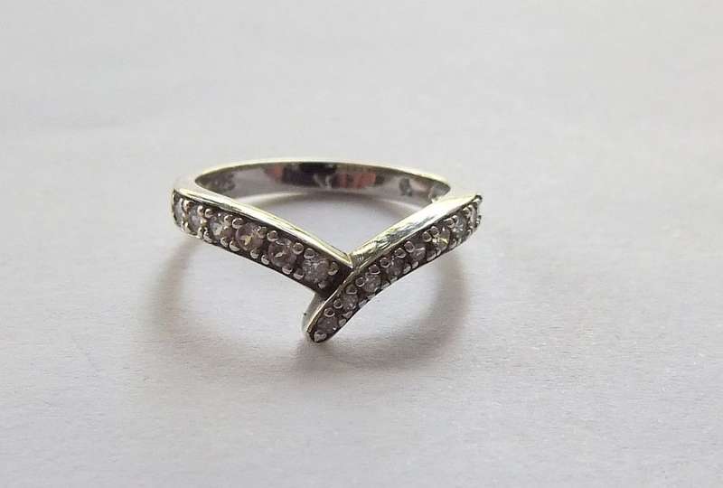 TIMELESS DESIGN !! A SOLID STERLING SILVER "POINTER" RING SET WITH FACETED CZ STONES !! TESTED !!