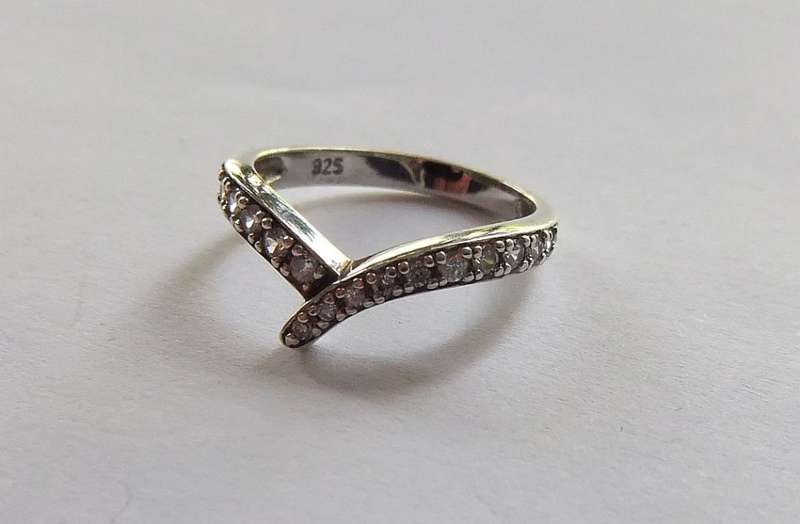 TIMELESS DESIGN !! A SOLID STERLING SILVER "POINTER" RING SET WITH FACETED CZ STONES !! TESTED !!