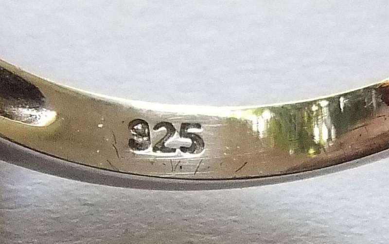 TIMELESS DESIGN !! A SOLID STERLING SILVER "POINTER" RING SET WITH FACETED CZ STONES !! TESTED !!