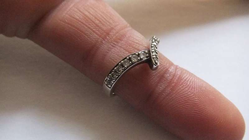 TIMELESS DESIGN !! A SOLID STERLING SILVER "POINTER" RING SET WITH FACETED CZ STONES !! TESTED !!