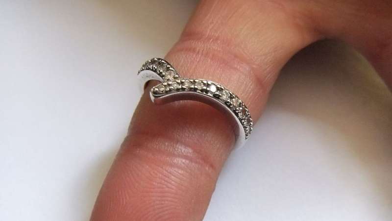 TIMELESS DESIGN !! A SOLID STERLING SILVER "POINTER" RING SET WITH FACETED CZ STONES !! TESTED !!