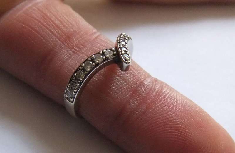 TIMELESS DESIGN !! A SOLID STERLING SILVER "POINTER" RING SET WITH FACETED CZ STONES !! TESTED !!