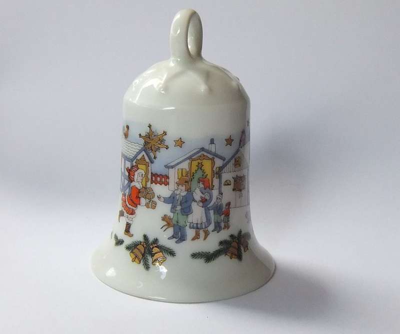 A VINTAGE 1985 PORCELAIN CHRISTMAS BELL BY HUTSCHENREUTHER GERMANY
