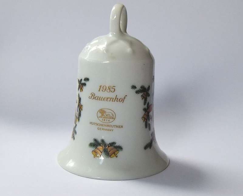 A VINTAGE 1985 PORCELAIN CHRISTMAS BELL BY HUTSCHENREUTHER GERMANY