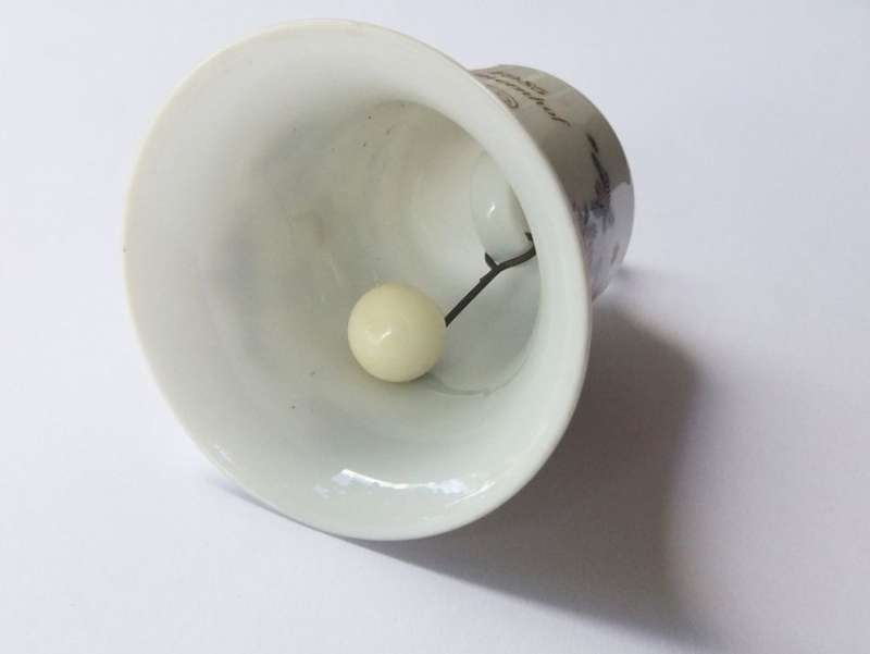 A VINTAGE 1985 PORCELAIN CHRISTMAS BELL BY HUTSCHENREUTHER GERMANY