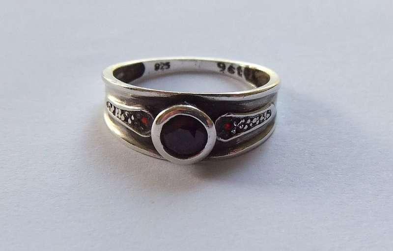 A CLASSY SOLID STERLING SILVER & 9CT WHITE GOLD RING SET WITH A FACETED RED STONE !! FREE COMBINING