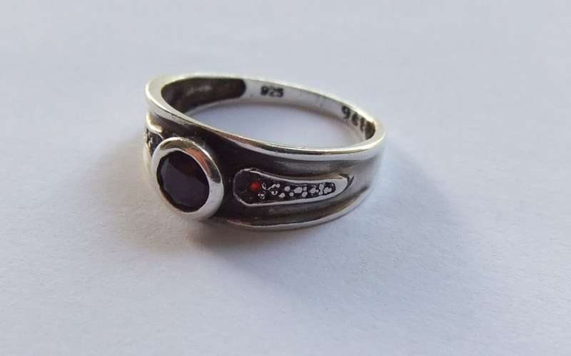 A CLASSY SOLID STERLING SILVER & 9CT WHITE GOLD RING SET WITH A FACETED RED STONE !! FREE COMBINING