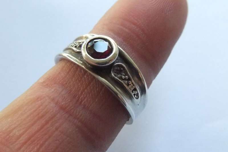 A CLASSY SOLID STERLING SILVER & 9CT WHITE GOLD RING SET WITH A FACETED RED STONE !! FREE COMBINING