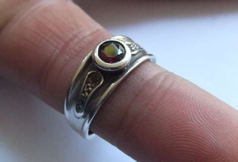 A CLASSY SOLID STERLING SILVER & 9CT WHITE GOLD RING SET WITH A FACETED RED STONE !! FREE COMBINING