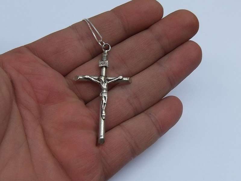 A DETAILED STERLING SILVER CRUCIFIX PENDANT PLUS A STERLING SILVER NECKLACE !! FREE COMBINING !!