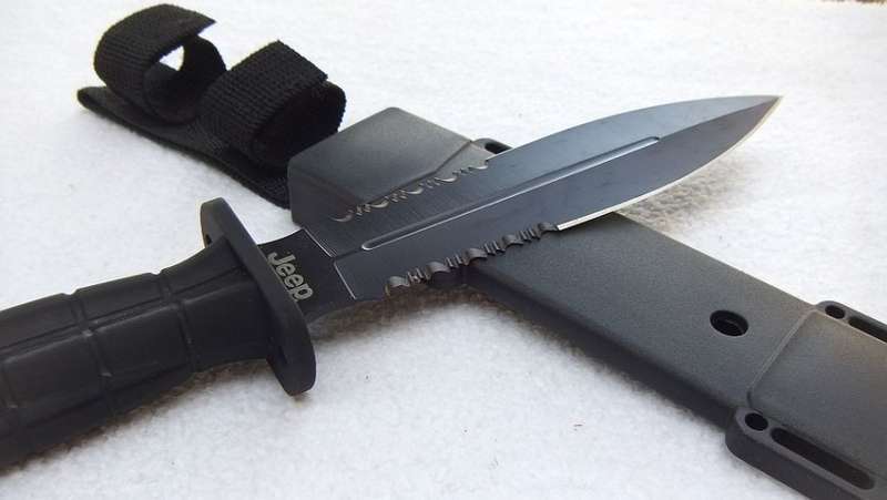 LOW START !! GREAT QUALITY HUNTING KNIFE WITH SHEATH AND RUBBERISED GRIP !! FREE COMBINING !!