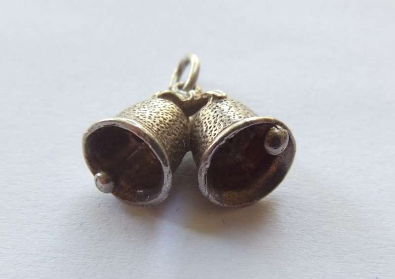 LOW START !! A VINTAGE GENUINE STERLING SILVER " CHRISTMAS / WEDDING BELLS " CHARM !!
