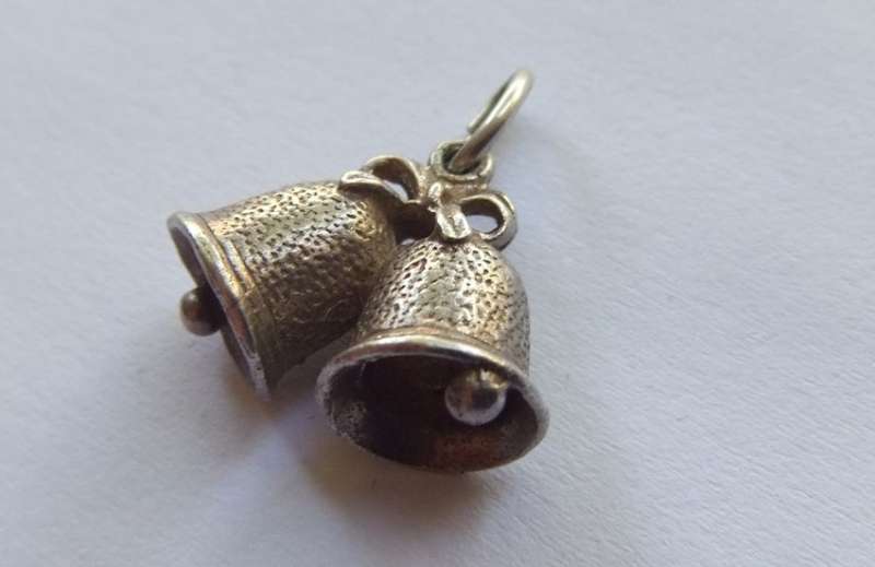 LOW START !! A VINTAGE GENUINE STERLING SILVER " CHRISTMAS / WEDDING BELLS " CHARM !!