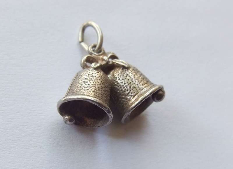 LOW START !! A VINTAGE GENUINE STERLING SILVER " CHRISTMAS / WEDDING BELLS " CHARM !!