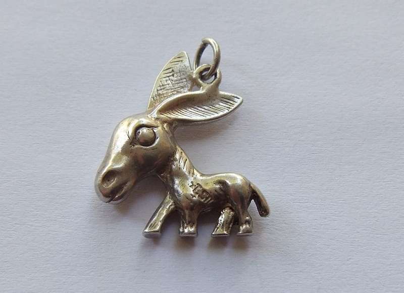 LOW START !! A VINTAGE GENUINE STERLING SILVER " DONKEY " CHARM !!