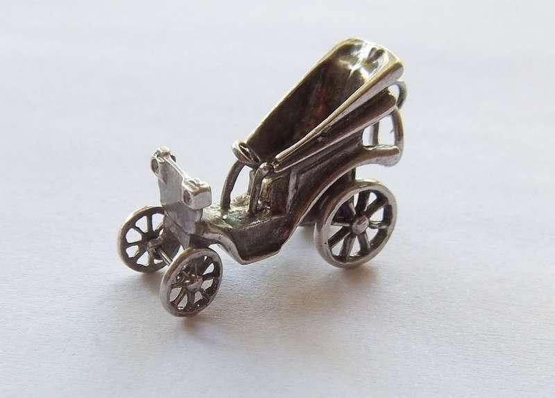 LOW START !! A VINTAGE GENUINE STERLING SILVER " CLASSIC CAR " CHARM !!