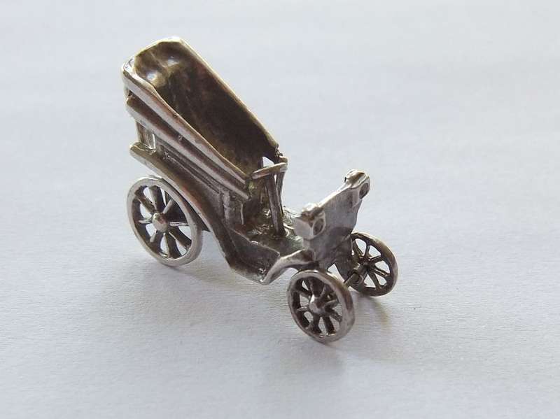 LOW START !! A VINTAGE GENUINE STERLING SILVER " CLASSIC CAR " CHARM !!
