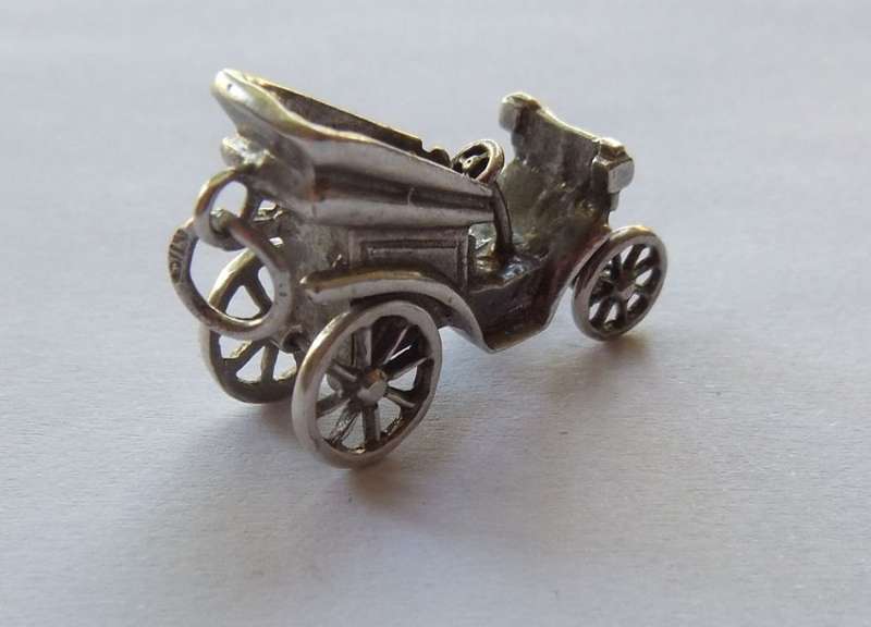 LOW START !! A VINTAGE GENUINE STERLING SILVER " CLASSIC CAR " CHARM !!
