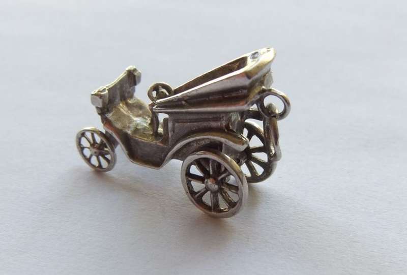 LOW START !! A VINTAGE GENUINE STERLING SILVER " CLASSIC CAR " CHARM !!