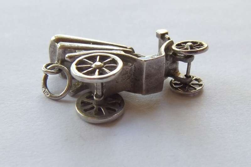 LOW START !! A VINTAGE GENUINE STERLING SILVER " CLASSIC CAR " CHARM !!