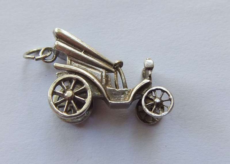 LOW START !! A VINTAGE GENUINE STERLING SILVER " CLASSIC CAR " CHARM !!