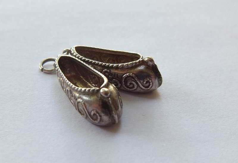 LOW START !! A VINTAGE GENUINE STERLING SILVER " BALLET / FANCY SHOES " CHARM !!