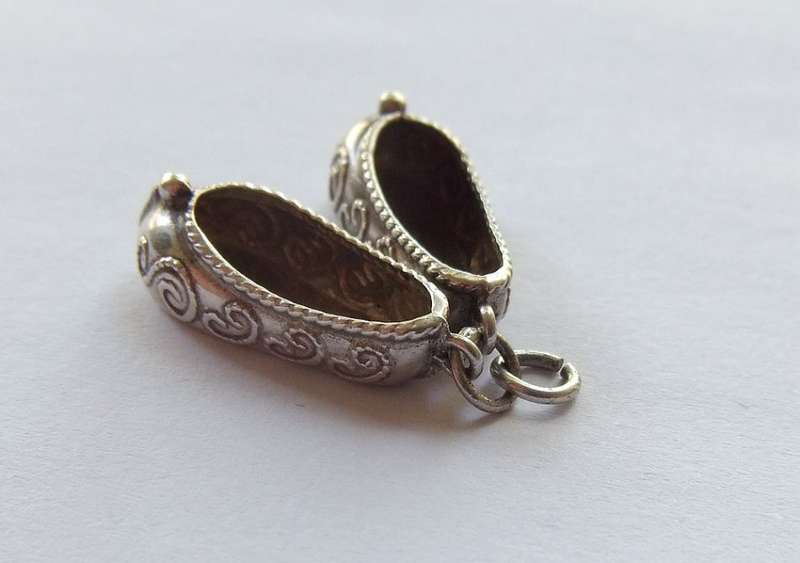 LOW START !! A VINTAGE GENUINE STERLING SILVER " BALLET / FANCY SHOES " CHARM !!