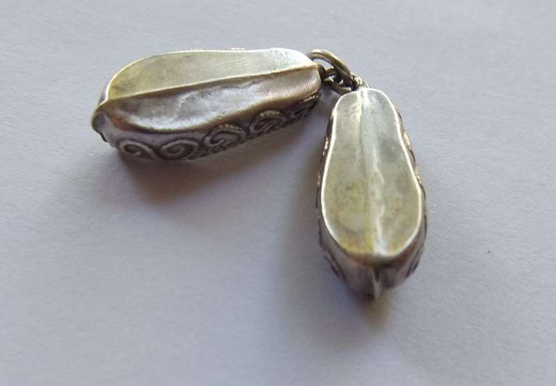 LOW START !! A VINTAGE GENUINE STERLING SILVER " BALLET / FANCY SHOES " CHARM !!